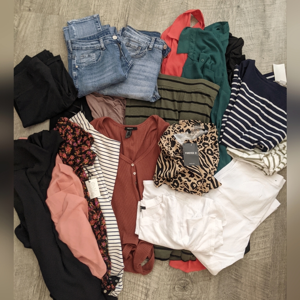 Set of 19 items - Women's clothes Size Small (2-4) - Sold together